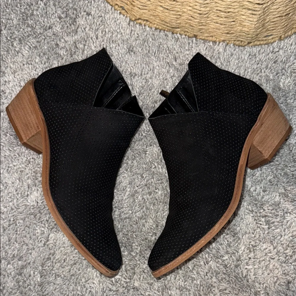 Vince Camuto Arendara black leather ankle boot 2” heel western casual business